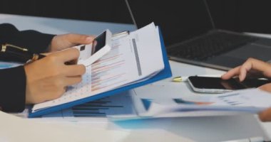 İşadamı ve iş kadını ofiste birlikte çalışıyorlar.