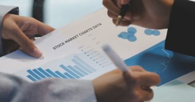 İş kadını kağıt üzerinde mali verileri analiz ediyor. Masasında kalemle, yakın plan. Ofiste dizüstü bilgisayarda çalışan işadamı. Belgeler ve kalemle..