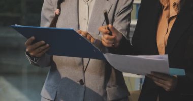 İş adamları modern ofiste birlikte çalışırlar. iş adamları