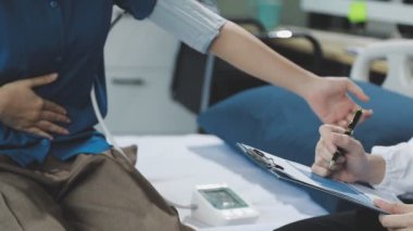 Yakın çekim - doktor eli dijital tableti tutuyor ve hastanede kan testi gösteriyor
