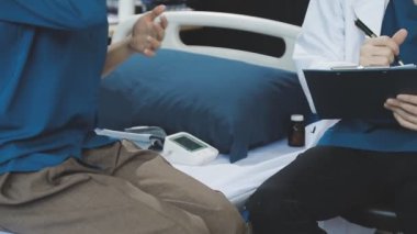 doktor dijital tablet üzerine yazıyor