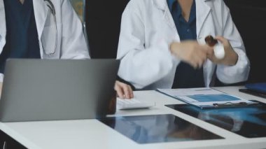 Kapat. Ofiste dizüstü bilgisayarı olan bir doktor var..