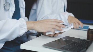 Genç işadamının elinde dizüstü bilgisayar ve kalem var.