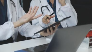 Doktor Hand, modern tıp ekibiyle bilgisayar üzerinde çalışıyor.