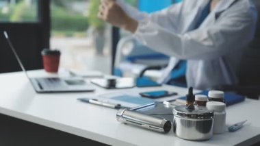 Doktorun steteskop tutmasını ve ofis masasında çalışmasını kapatın.