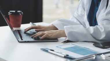 Doktor elinin tablet bilgisayar ve klinikteki doktor kullanılarak kapatılması