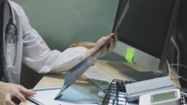 Hastane ofisinde çalışan genç bir doktor. Tıbbi sağlık ve tıbbi konsept.