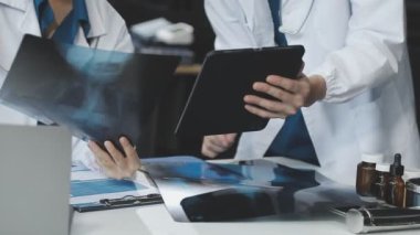 Hastanede dizüstü bilgisayarı olan genç bir doktor