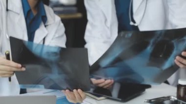 Doktor, hastanın röntgen sonuçlarını gösteriyor.