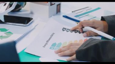 Tabletteki grafiklerle finansal grafiği analiz eden iş adamı