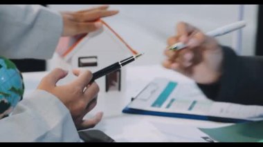 İş adamları strateji tartışıyor ve planlıyor