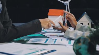 İş adamları ofiste toplanıyor, ofiste çalışıyor, beyin fırtınası yapıyor, konseptle buluşuyor.