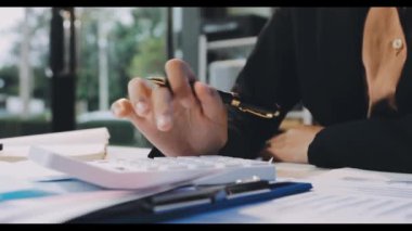 Ofiste bilgisayarla çalışan iş kadınına yakın çekim