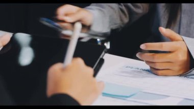 Ofisteki toplantıda kağıda yazan işadamını kapat.