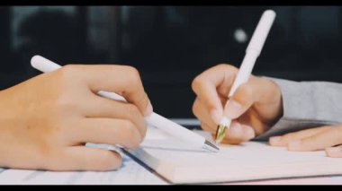 genç kadın kağıda yazı