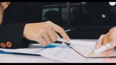 Kütüphanede kitap okuyan genç bir kadın.