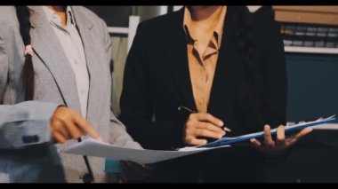 İki iş kadını yeni belgeleri tartışıyor. İşletme ekibi ofiste çalışıyor. iş ve finans kavramı