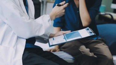 Genç kadın hastanede.