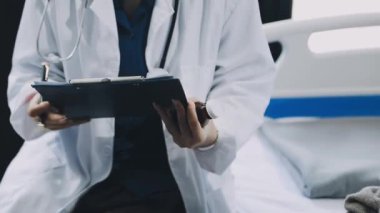 Steteskoplu bir doktor.