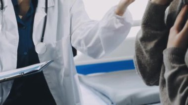 Doktor ve hasta dijital tablet taşıyor
