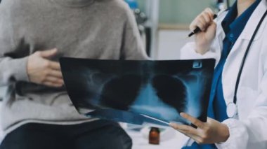X-ray görüntüsüne bakan iki doktor.