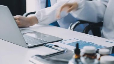 Kadın doktorun tablet bilgisayarı tutarken görüntüsünü kapat