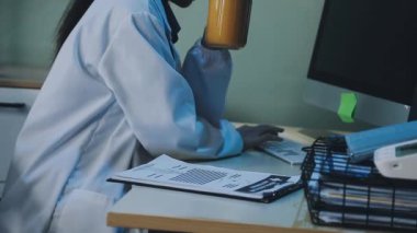 Bilgisayar laboratuarında çalışan bilim adamı