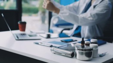 Doktor elinde ilaç tutuyor.