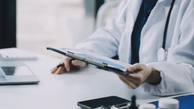 Dijital tablet kullanarak doktor yakın çekim