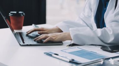 Doktor dijital dizüstü bilgisayar ve akıllı telefonla çalışıyor