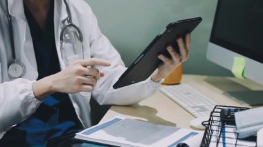 Doktor bilgisayar kullanıyor ve ofiste çalışıyor..