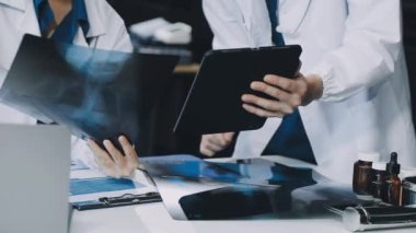 Kapalı - elinde dijital tablet tutan doktorun hastaya bakışı