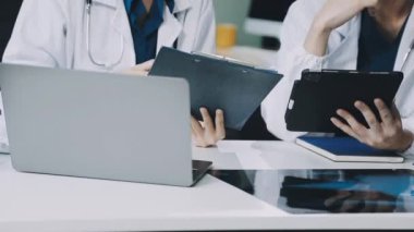 Kapat. Doktor ofisinde masasında çalışıyor.