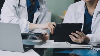 Kapat. Doktor ve tabletli hastası. fotokopi ile fotoğraf - boşluk.