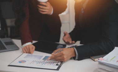 Denetim konsepti, Yönetici iş adamı mali müfettiş ve sekreter hesaplama dengesi raporları hazırlıyorlar. İç Gelir Servisi kontrol belgesi.