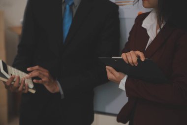 Denetim konsepti, Yönetici iş adamı mali müfettiş ve sekreter hesaplama dengesi raporları hazırlıyorlar. İç Gelir Servisi kontrol belgesi.