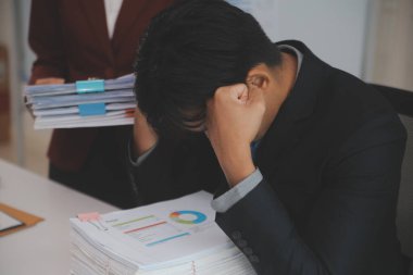 Denetim konsepti, Yönetici iş adamı mali müfettiş ve sekreter hesaplama dengesi raporları hazırlıyorlar. İç Gelir Servisi kontrol belgesi.