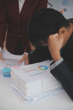 Denetim konsepti, Yönetici iş adamı mali müfettiş ve sekreter hesaplama dengesi raporları hazırlıyorlar. İç Gelir Servisi kontrol belgesi.