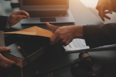 Hukuk teması, hakimin tokmağı, avukat infaz memurları, mahkemede dikkate alınan kanıtlara dayalı davalar, yasalar.