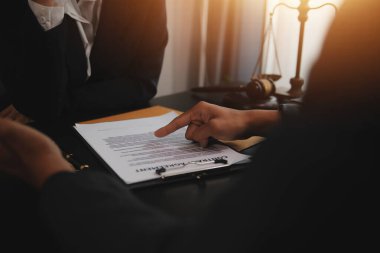 Hukuk teması, hakimin tokmağı, avukat infaz memurları, mahkemede dikkate alınan kanıtlara dayalı davalar, yasalar.