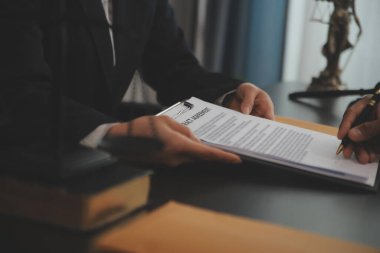 Hukuk teması, hakimin tokmağı, avukat infaz memurları, mahkemede dikkate alınan kanıtlara dayalı davalar, yasalar.