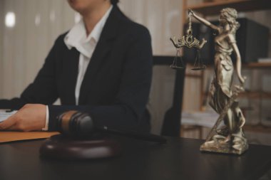 Hukuk teması, hakimin tokmağı, avukat infaz memurları, mahkemede dikkate alınan kanıtlara dayalı davalar, yasalar.