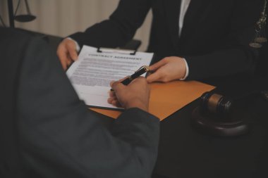 Hukuk teması, hakimin tokmağı, avukat infaz memurları, mahkemede dikkate alınan kanıtlara dayalı davalar, yasalar.