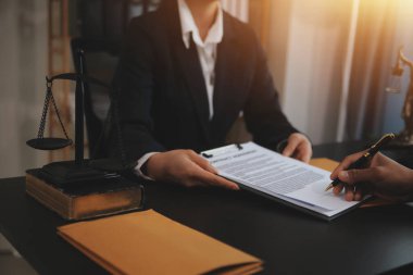 Hukuk teması, hakimin tokmağı, avukat infaz memurları, mahkemede dikkate alınan kanıtlara dayalı davalar, yasalar.