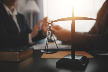 Hukuk teması, hakimin tokmağı, avukat infaz memurları, mahkemede dikkate alınan kanıtlara dayalı davalar, yasalar.