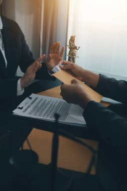 Hukuk teması, hakimin tokmağı, avukat infaz memurları, mahkemede dikkate alınan kanıtlara dayalı davalar, yasalar.