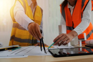 Modellik ve planlama alanında ortaklık ve mühendislik araçlarıyla çalışmak üzere proje için mühendis veya mimar toplantısının inşaat ve yapı konsepti, her iki şirket için de sözleşme.