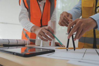 Modellik ve planlama alanında ortaklık ve mühendislik araçlarıyla çalışmak üzere proje için mühendis veya mimar toplantısının inşaat ve yapı konsepti, her iki şirket için de sözleşme.
