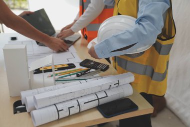 Modellik ve planlama alanında ortaklık ve mühendislik araçlarıyla çalışmak üzere proje için mühendis veya mimar toplantısının inşaat ve yapı konsepti, her iki şirket için de sözleşme.