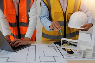 Modellik ve planlama alanında ortaklık ve mühendislik araçlarıyla çalışmak üzere proje için mühendis veya mimar toplantısının inşaat ve yapı konsepti, her iki şirket için de sözleşme.